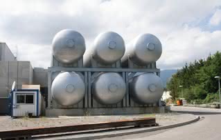 Zbiorniki z helem w LHC