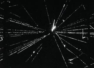 Obraz kolizji protonu z antyprotonem w jednym ze starszych eksperymentów w CERN