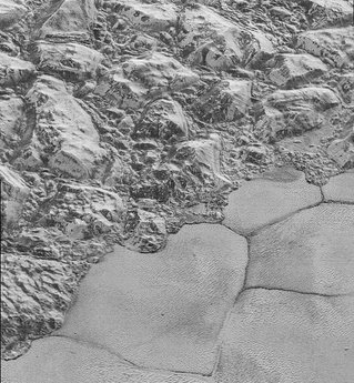 Góry i równina na Plutonie