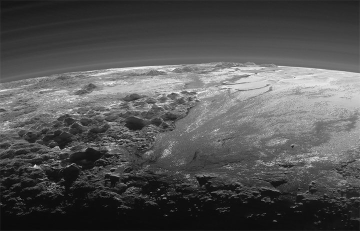 Góry na Plutonie, widziane w zachodzącym Słońcu