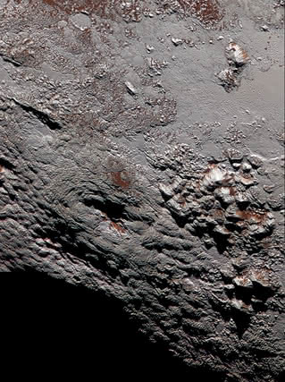 Barwne zdjęcie kriowulkanu Wright Mons