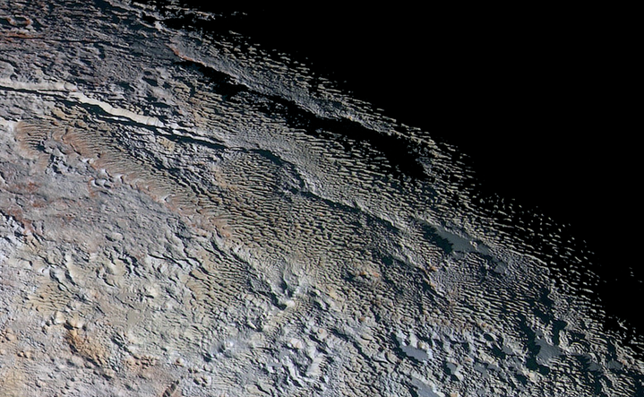 Wężowa skóra na powierzchni Plutona