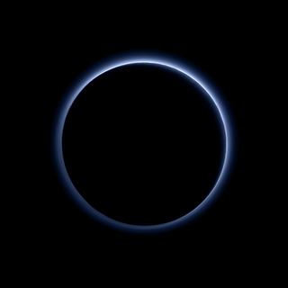 Błękitna poświata wokół Plutona
