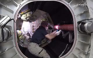 Astronauta Jeff Williams wchodzi do modułu BEAM