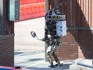 Scena z rywalizacji DARPA Robotics Challenge