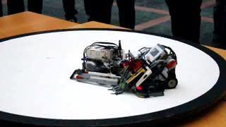 Pojedynek robocików Lego Sumo
