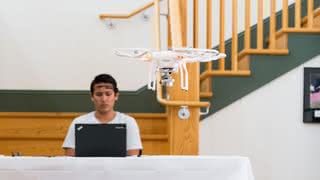 Obrazek z wyścigu sterowanych myślą dronów na Uniwersytecie Florydy