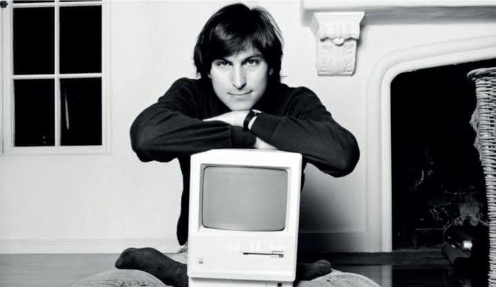 Młody Steve z Macintoshem