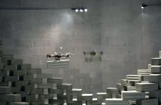  Drony Flight Assembled Architecture podczas pokazu budowy ściany