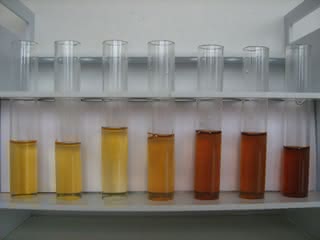 5. Zabarwienie naparu z herbaty (pH rośnie od lewej do prawej)