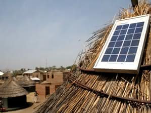 Panel słoneczny na dachu chaty w Kenii