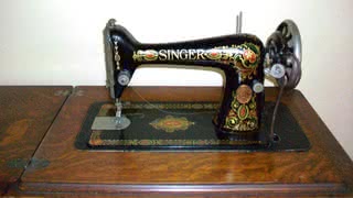 Zabytkowa, bogato zdobiona maszyna Singera z 1910 roku
