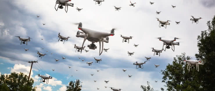 Jeden operator steruje rojem 130 dronów