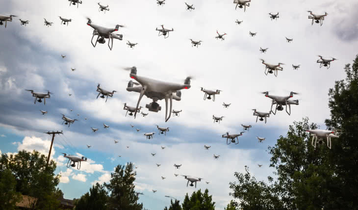 Jeden operator steruje rojem 130 dronów