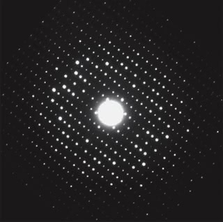 Obraz dyfrakcyjny elektronów na krysztale tlenku tantalu