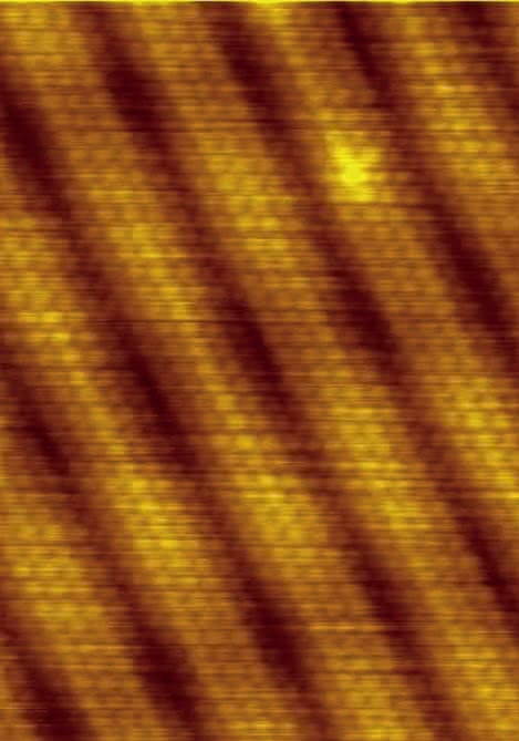Atomy na powierzchni złota, widoczne w obrazie ze skaningowego mikroskopu tunelowego