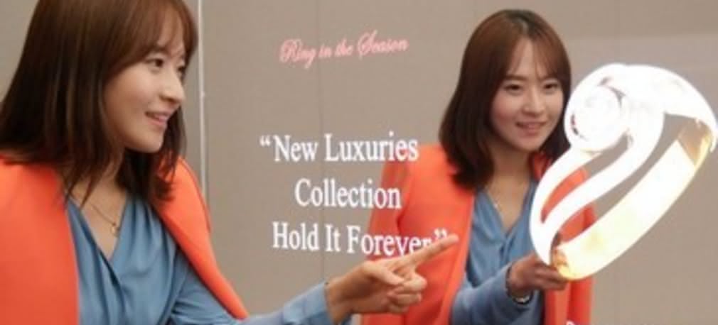  Samsung demonstruje przezroczysty ekran i wirtualne lustro