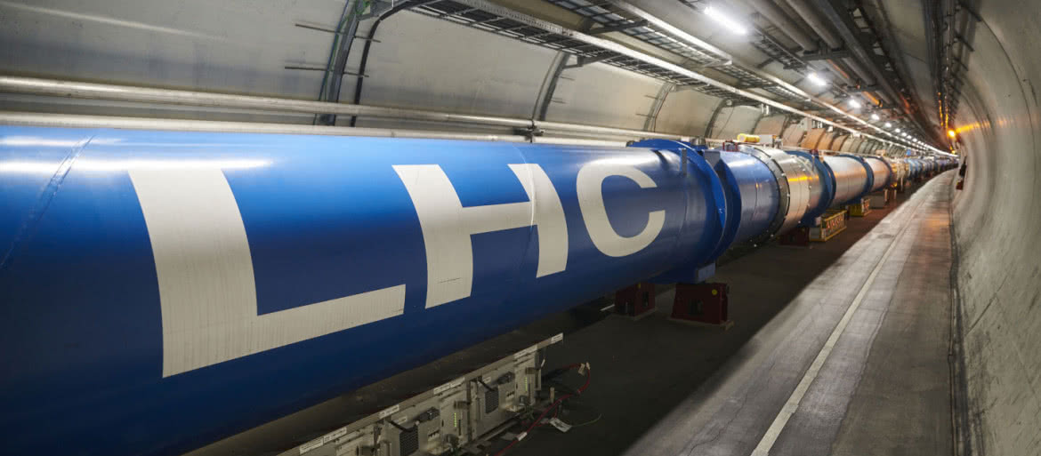 LHC startuje po przerwie ogłaszając przy okazji odkrycie nowych cząstek