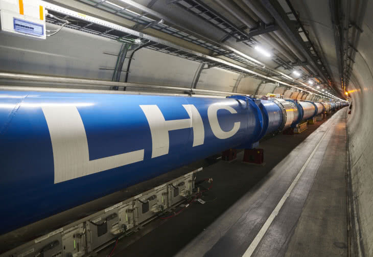 LHC startuje po przerwie ogłaszając przy okazji odkrycie nowych cząstek