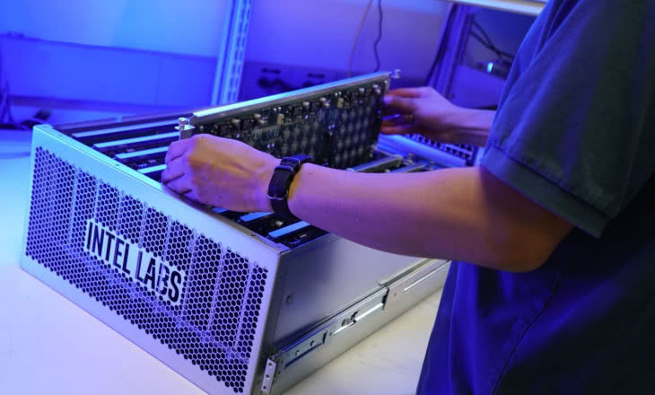 Neuromorficzny komputer Intela o zdolnościach mózgu myszy