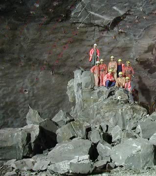  Budowa jaskini, w której znalazł się później detektor ATLAS - zdjęcie z 2000 r.