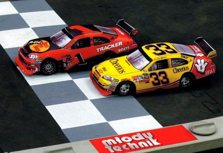 Modele samochodów wyścigowych z napędem elektrycznym serii NASCAR