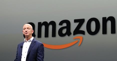 Bezos na tle logo Amazon