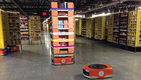Roboty Kiva pracujące w magazynie Amazona
