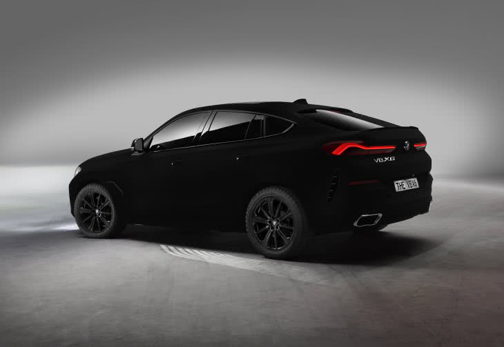 Niemal doskonale czarne, prawie dwuwymiarowe BMW