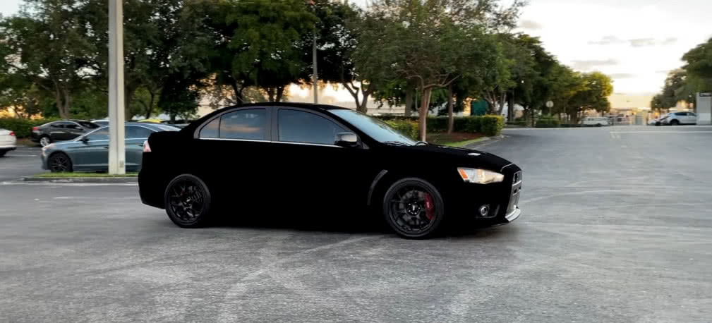 Farba, która zamienia auto w ruchomą czarną dziurę