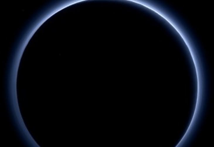 Błękit spowija zagadki Plutona