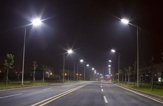 Ulica oświetlona lampami LED