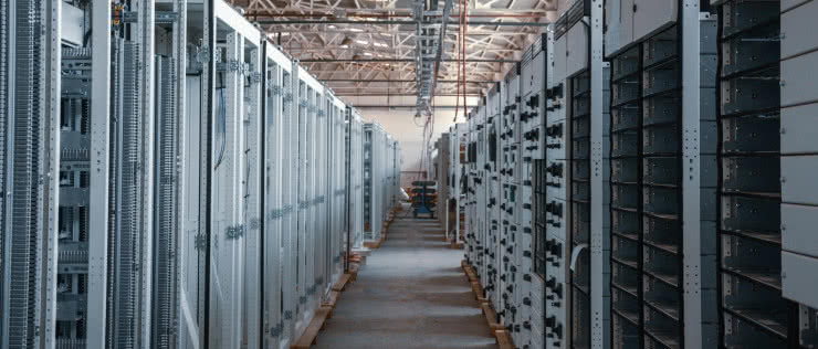 Zastosowanie stacji roboczych Rack w serwerowniach - jaką rolę mogą pełnić?