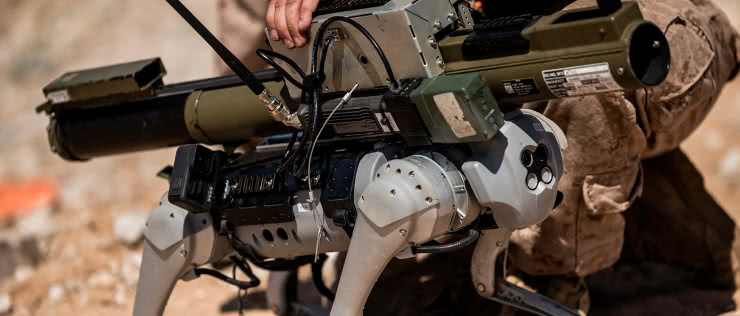 Granatnik na grzbiecie robota przeciwko czołgom przeciwnika