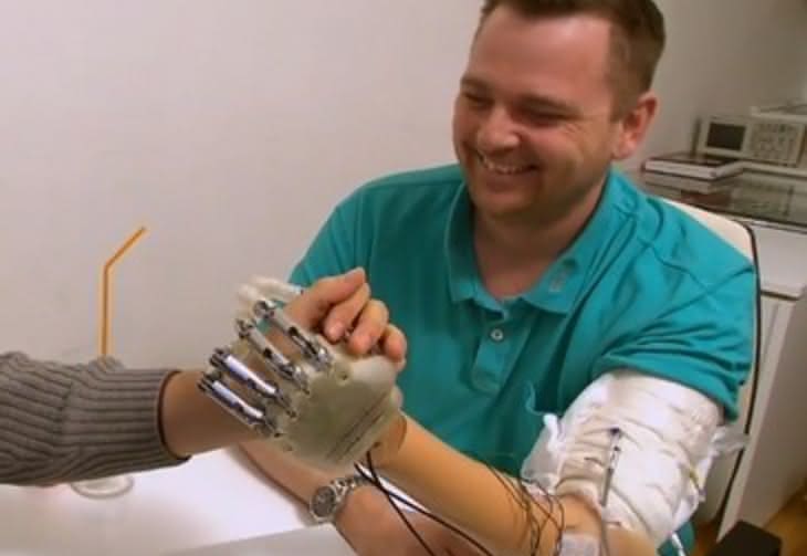 Bioniczna ręka sprawia się znów „czuje się” powierzchnie i kształty