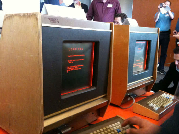 Plazmowe wyświetlacze w starych terminalach firmy PLATO Computer System