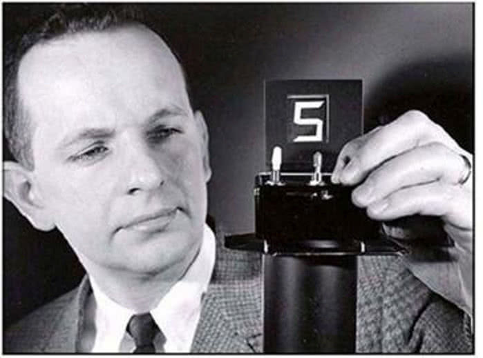 George H. Heilmeier z prototypowym wyświetlaczem LCD
