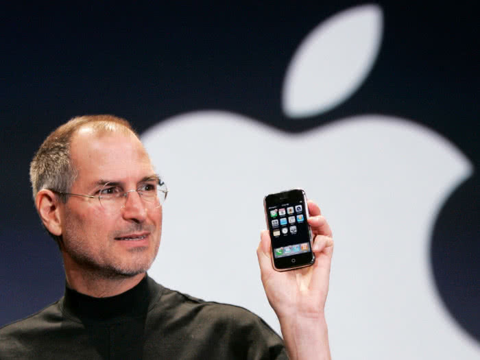 Steve Jobs prezentuje iPhone’a w 2007 r.