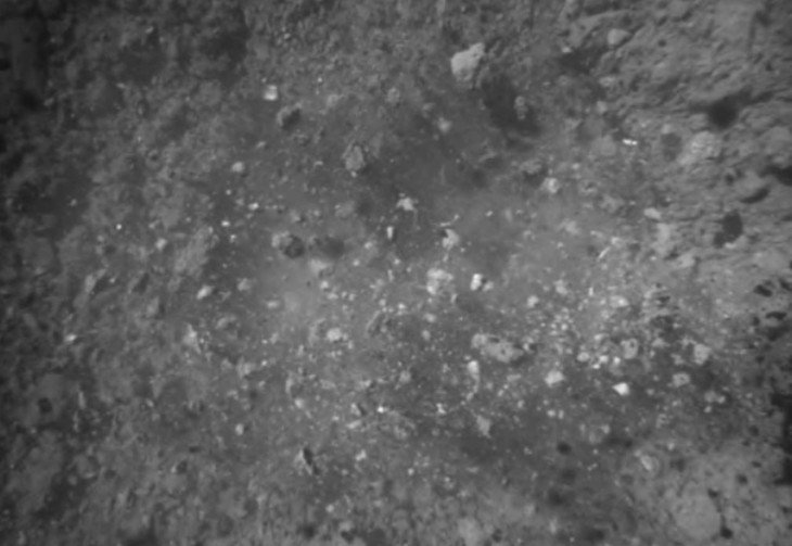 Hayabusa-2 pobiera próbki - OSIRIS-REx wciąż bada teren