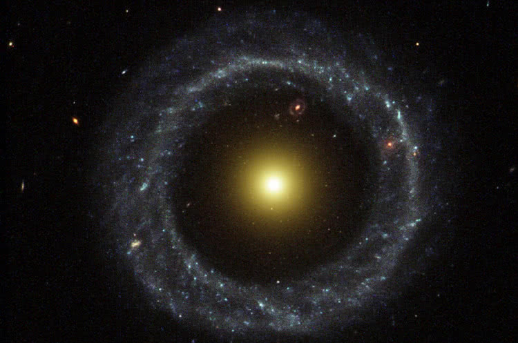 Wszechświat za bardzo posprzątany. Gdy kosmiczne rachunki za bardzo się zgadzają