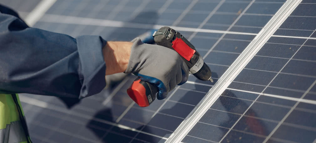 Fotowoltaika nie tylko dla domu jednorodzinnego. Jak zamontować panele fotowoltaiczne na balkonie?