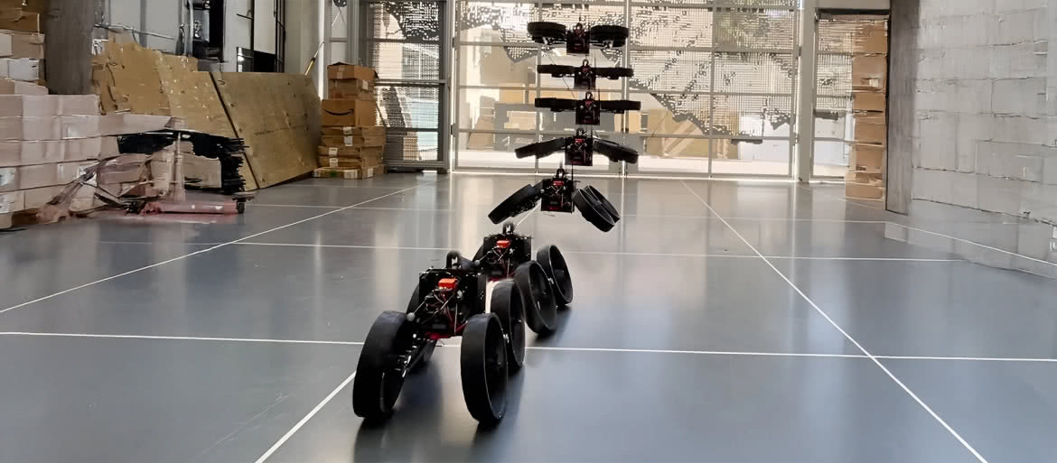 Latający dron przeobrażający się w łazik podczas lądowania