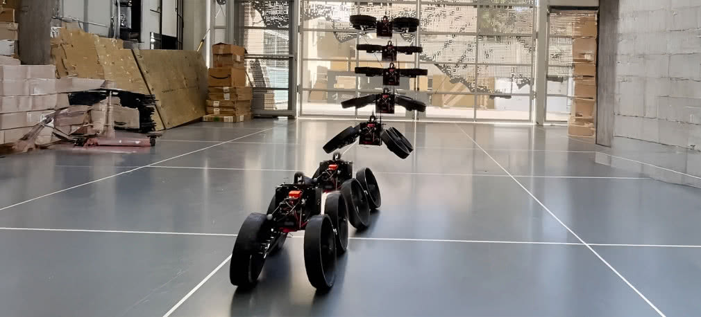 Latający dron przeobrażający się w łazik podczas lądowania