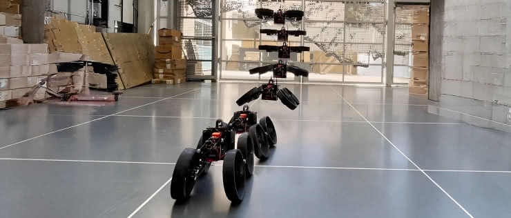 Latający dron przeobrażający się w łazik podczas lądowania