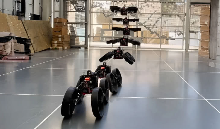 Latający dron przeobrażający się w łazik podczas lądowania