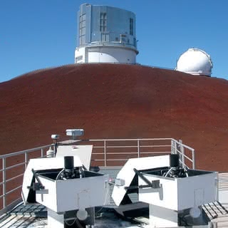 Niewielkie teleskopy HATNet w zestawieniu z dużym obserwatorium