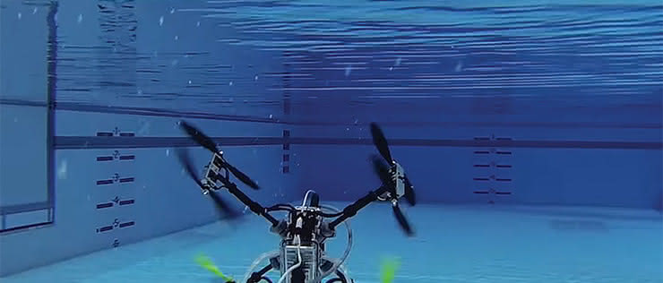 Dron, który potrafi latać i pływać