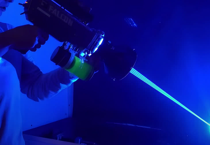 Potężny laser ręczny zbudowany przez hobbystę z YouTube