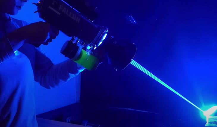 Potężny laser ręczny zbudowany przez hobbystę z YouTube