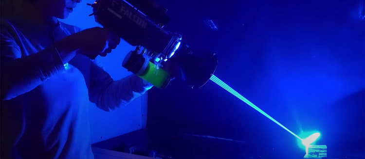 Potężny laser ręczny zbudowany przez hobbystę z YouTube